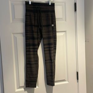 Vuori Daily Legging XS in limited edition print